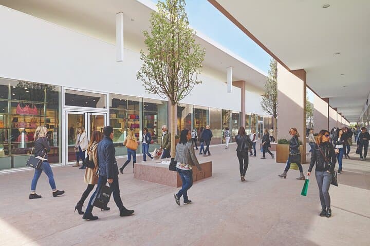 Privater Transfer von Turin zum Torino Outlet Village für einen Shopping-Tag — Foto 3