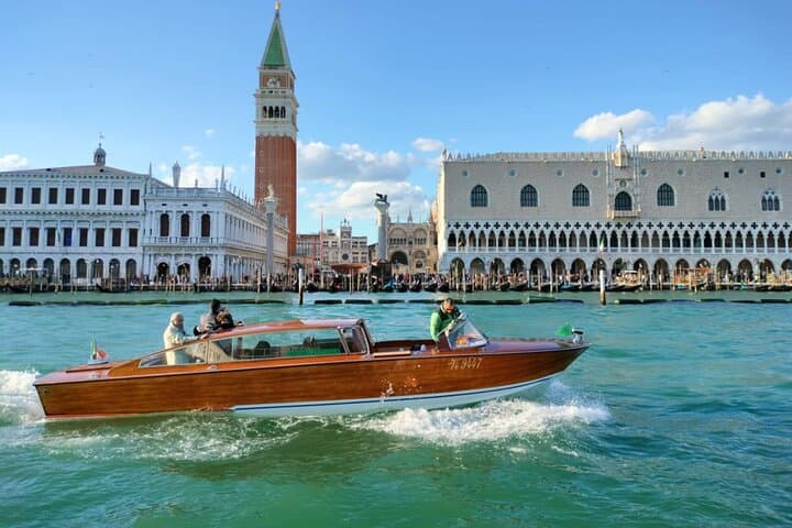 Tour di Soffiatura del Vetro di Murano: Giro in Barca e Visita alla Fabbrica