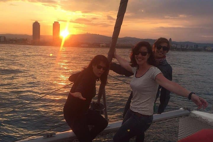 Barcelona: Sonnenuntergangssegeln mit Musik und Getränken — Foto 2