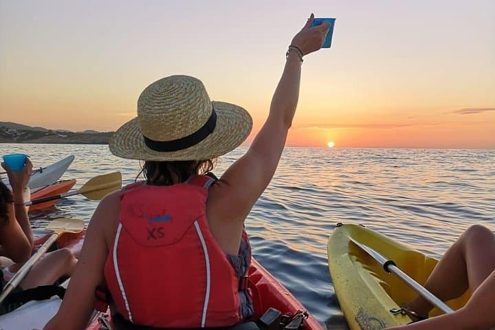 Paseo en kayak al atardecer y cuevas marinas, Norte de Ibiza, España