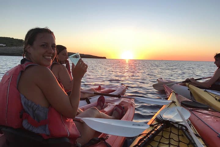 Paseo en kayak al atardecer y cuevas marinas, Norte de Ibiza, España — foto 3