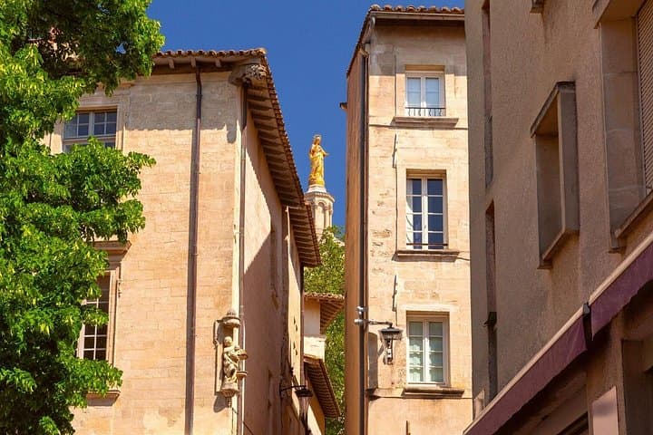 2-stündige lokale Stadtführung in Avignon — Foto 5