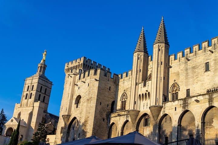 2-stündige lokale Stadtführung in Avignon — Foto 3