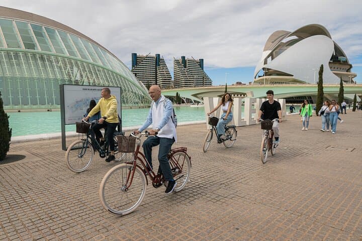 Von der Altstadt zur Stadt der Künste – Kleingruppen-Radtour — Foto 2