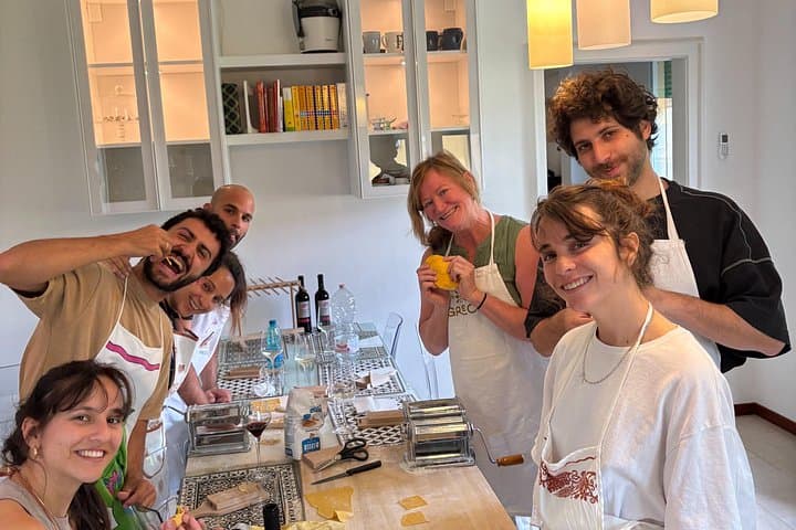 Pasta, Ragu, Tiramisu und unbegrenzte Weinverkostung in Bologna — Foto 3