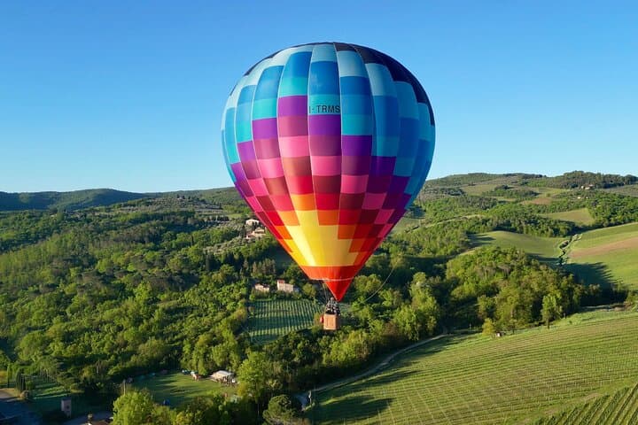 Volo in mongolfiera all'alba sopra la Toscana