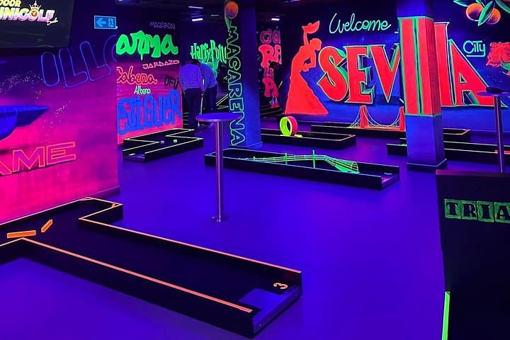 Indoor 18-Loch UV Glow Minigolf in Sevilla — Foto 3