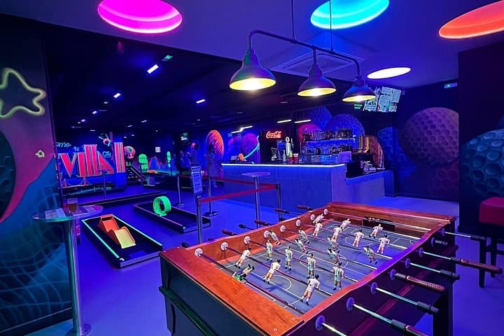 Indoor 18-Loch UV Glow Minigolf in Sevilla — Foto 4
