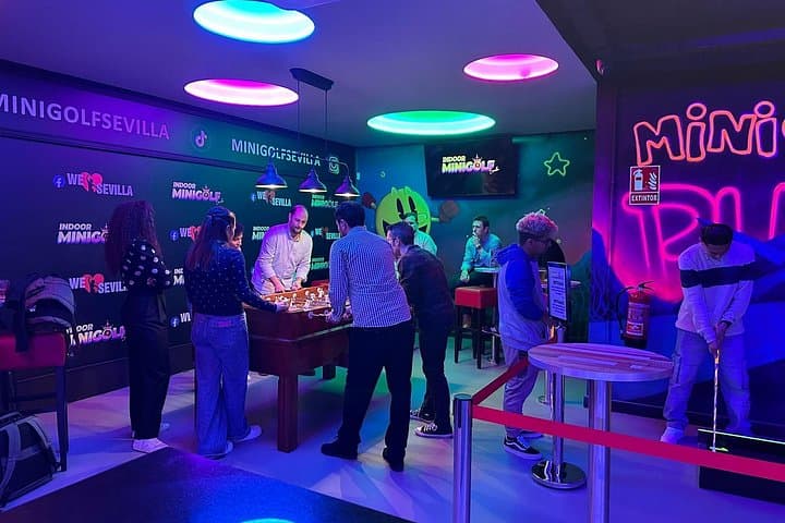 Indoor 18-Loch UV Glow Minigolf in Sevilla — Foto 5