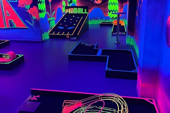 Indoor 18-Loch UV Glow Minigolf in Sevilla — Foto 2