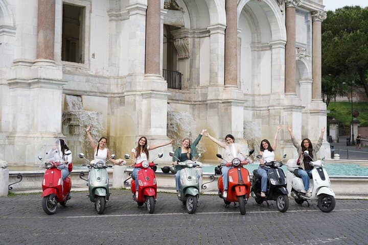 Rom Vespa Tour mit Fotos, Tiramisu & Abholung inklusive — Foto 3