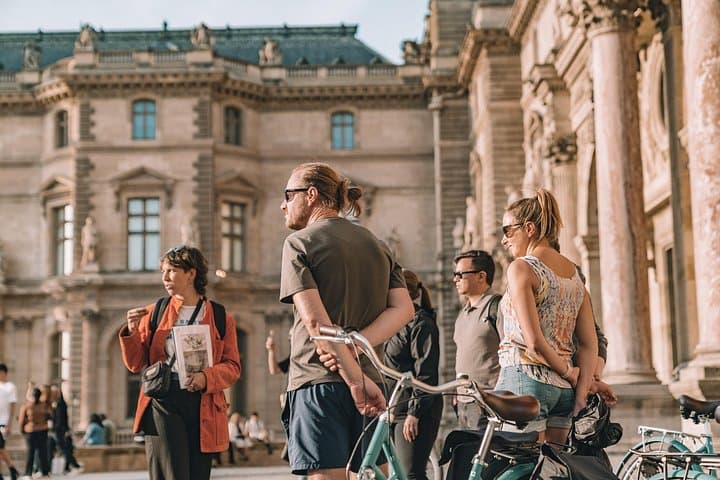 Visite nocturne de Paris en petit groupe à vélo et croisière en bateau