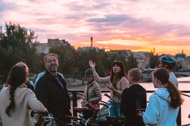 Abendliche Fahrradtour durch Paris – Stadt der Lichter mit kleinem Gruppen-Bootsausflug — Foto 4