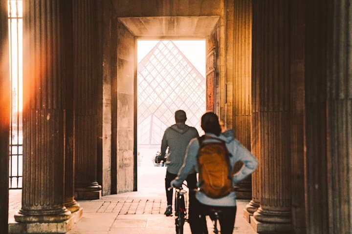 Abendliche Fahrradtour durch Paris – Stadt der Lichter mit kleinem Gruppen-Bootsausflug — Foto 3