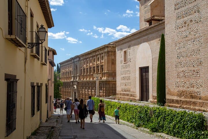 Visita Guiada a la Alhambra y Generalife con el Tren Turístico de Granada — foto 3