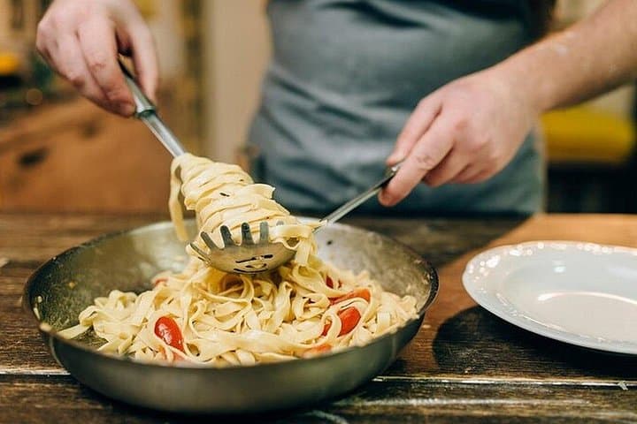 Kochkurs in Venedig in Mestre: Pasta und Tiramisu mit Wein
