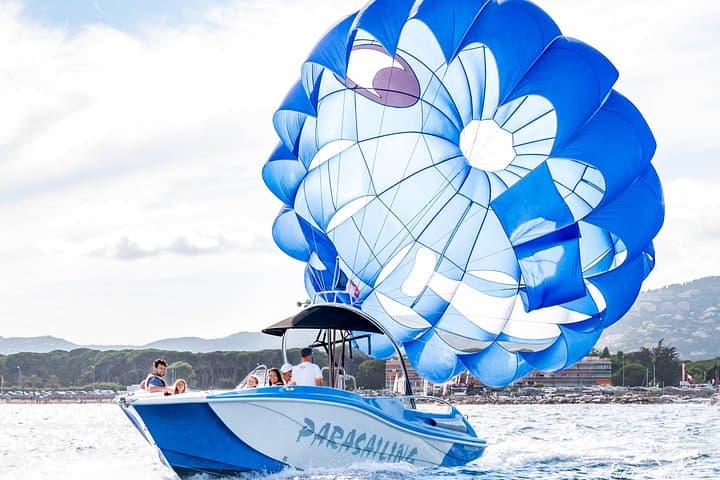Flug EN Fallschirmaufstieg DE in der Bucht von Cannes — Foto 2