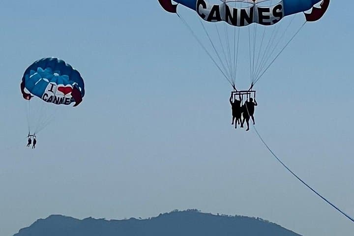 Flug EN Fallschirmaufstieg DE in der Bucht von Cannes — Foto 3