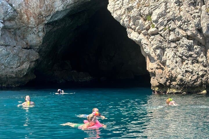 Excursion en bateau secrète sur la Riviera vers la Grotte Mala depuis Nice — photo 2