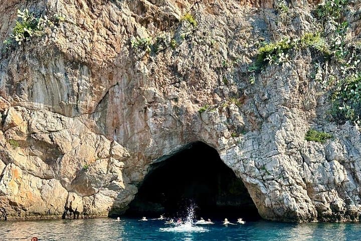 Tour in barca guidata di mezza giornata alle Grotte di Mala e Villefranche — foto 4