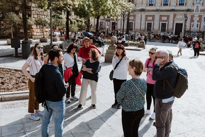 Siviglia: Tour a piedi nel quartiere di Santa Cruz con spettacolo di flamenco opzionale
