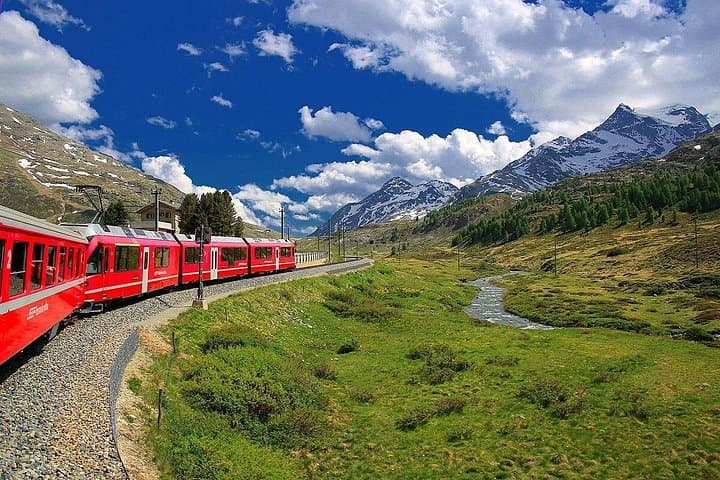 Von Mailand: Bernina Roten Zug und Tour durch St. Moritz