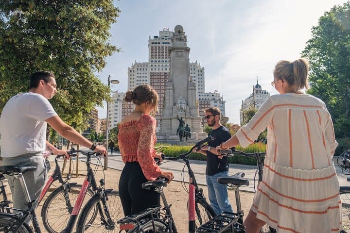 Madrid: Tour en bicicleta guiado de 3 horas con tapas opcionales — foto 4