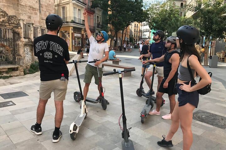Scivola attraverso Valencia in monopattino elettrico