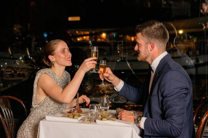 Crucero por el Río Sena con Cena Gourmet de 3 Platos y Champán en París — foto 1