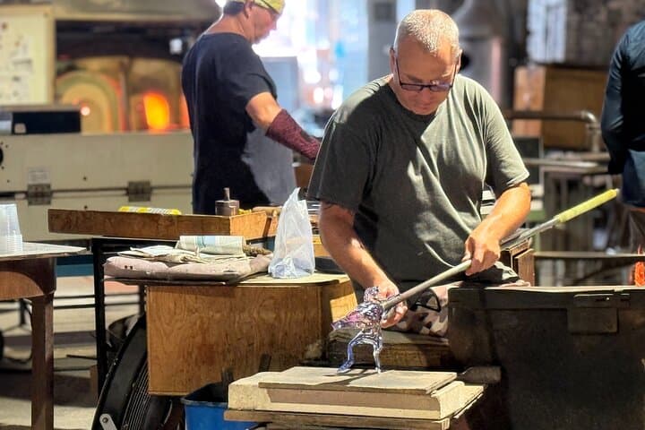 Spettacolo di soffiatura del vetro sull'isola di Murano - Venezia — foto 2