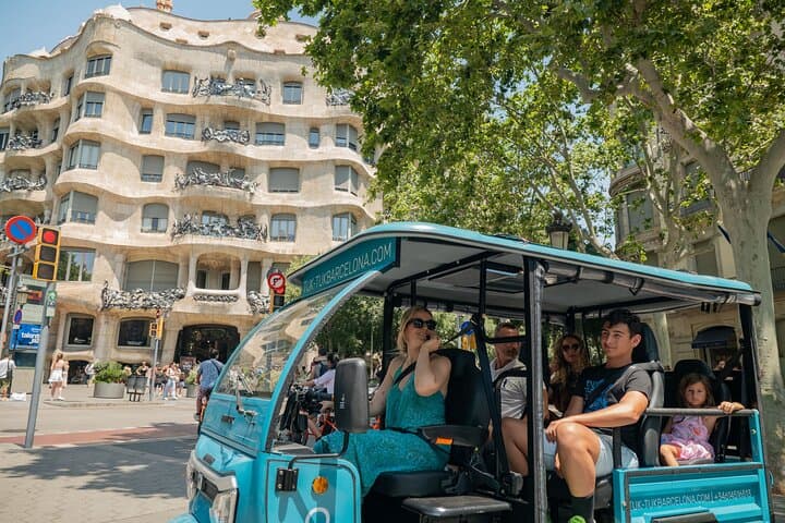 Tour Privado en Tuk-Tuk Eléctrico Panorámico por Barcelona — foto 2