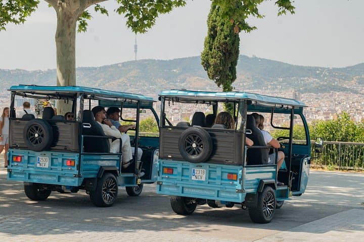 Tour Privado en Tuk-Tuk Eléctrico Panorámico por Barcelona