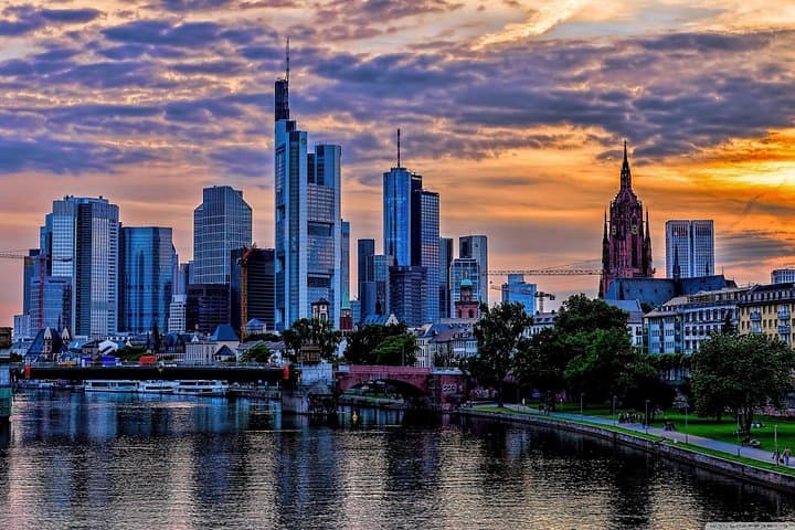 Tour Privado de Medio Día en Frankfurt con Entrada a la Torre Main y Paseo por el Casco Antiguo — foto 2