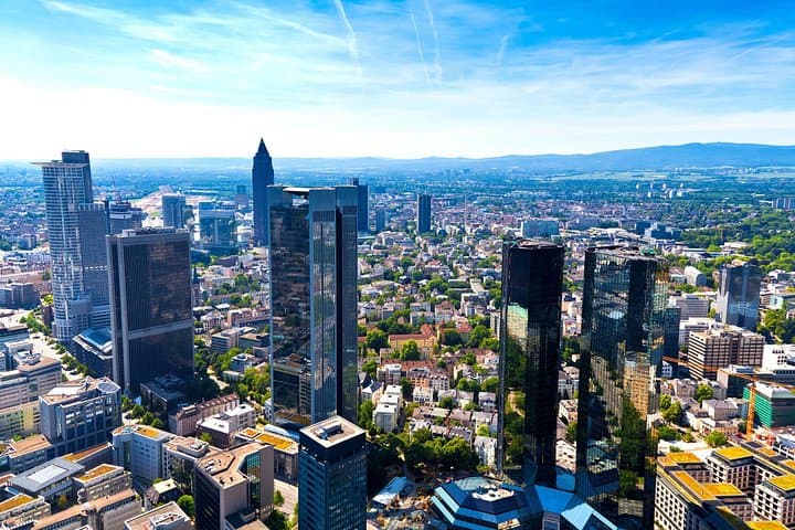 Tour Privado de Medio Día en Frankfurt con Entrada a la Torre Main y Paseo por el Casco Antiguo