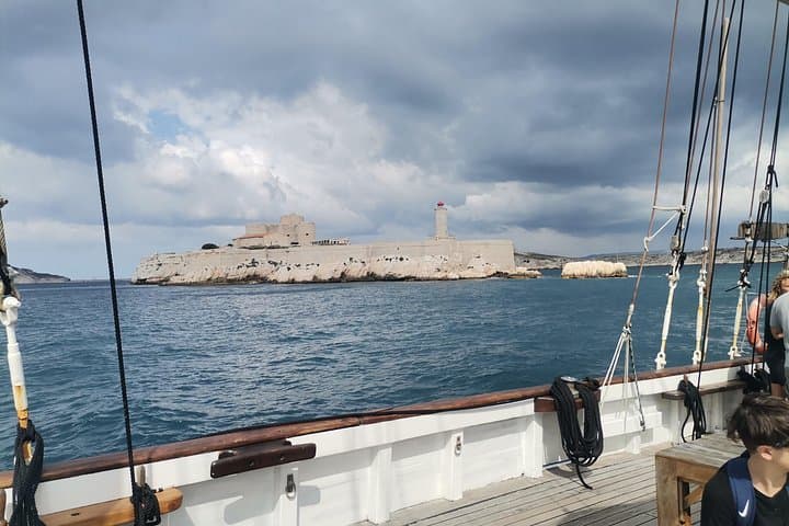 Scoperta delle calette della Costa Blu in barca