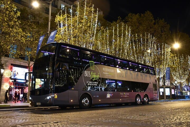 Cena en los Campos Elíseos en París de Noche en un Autobús Panorámico — foto 1