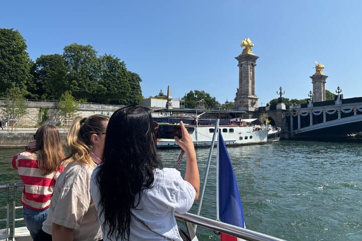 Crucero turístico en el río Sena con paradas libres en París — foto 1