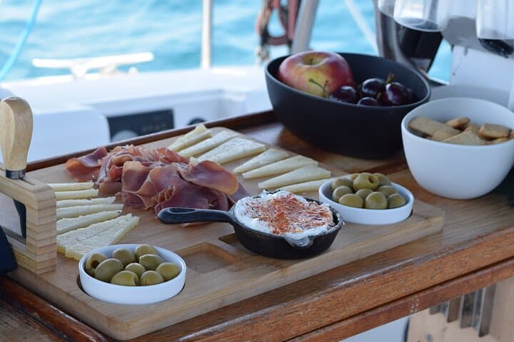 Barcelona Küstensegeln mit Snacks und Schwimmstopp — Foto 5