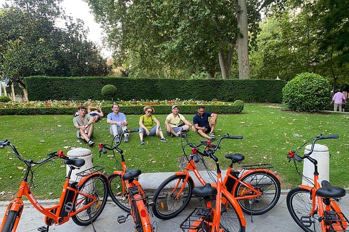 Tour Guidato in Bici a Madrid nella Plaza Mayor e nel Parco del Retiro — foto 5