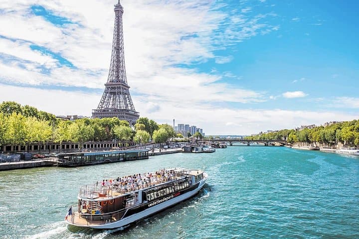Croisière touristique sur la Seine à Paris