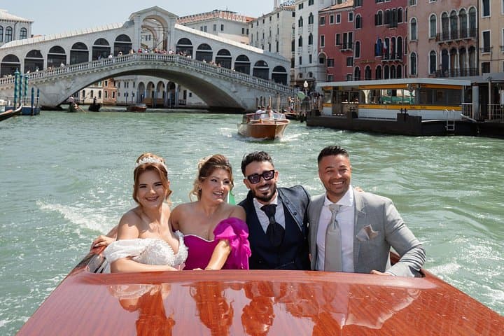 Privater Flughafentransfer in Venedig mit Wassertaxi und Van