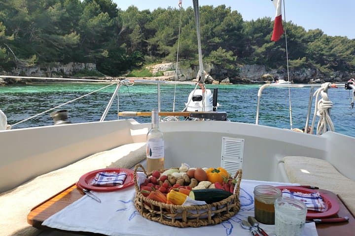Private sailing excursion & Provencal picnic in Cannes