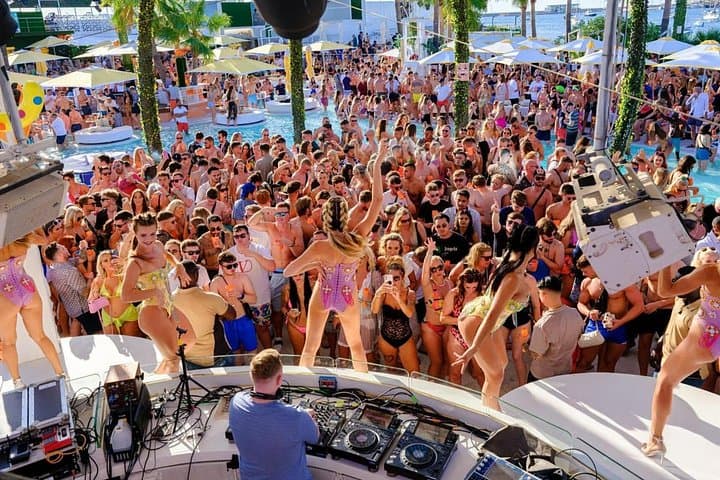 Fiesta en barco al atardecer en Ibiza + 2 entradas a superclubes — foto 5