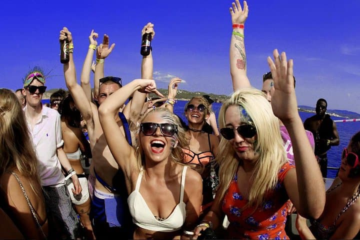 Fiesta en barco al atardecer en Ibiza + 2 entradas a superclubes — foto 4