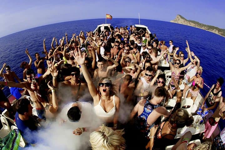 Fiesta en barco al atardecer en Ibiza + 2 entradas a superclubes