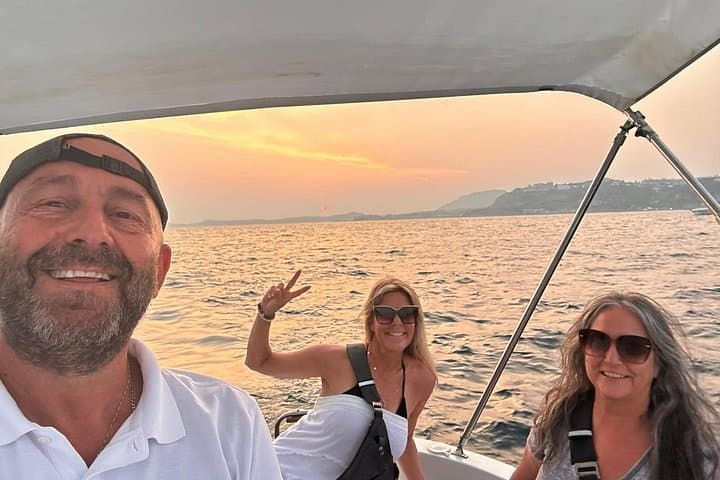 Napoli Küstenparadies: Bootstour mit Schwimmen, Musik & versteckten Schätzen — Foto 3