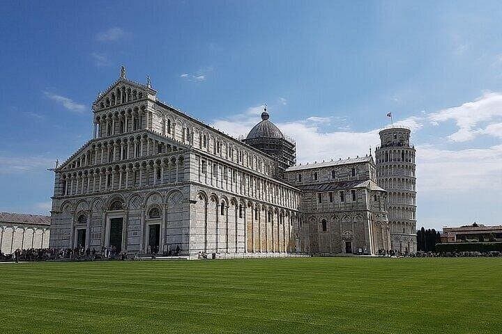 Tour a piedi con biglietto per la Torre Pendente e il Duomo di Pisa — foto 2
