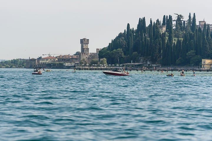 Tour in barca sulla costa est verso Sirmione da Peschiera