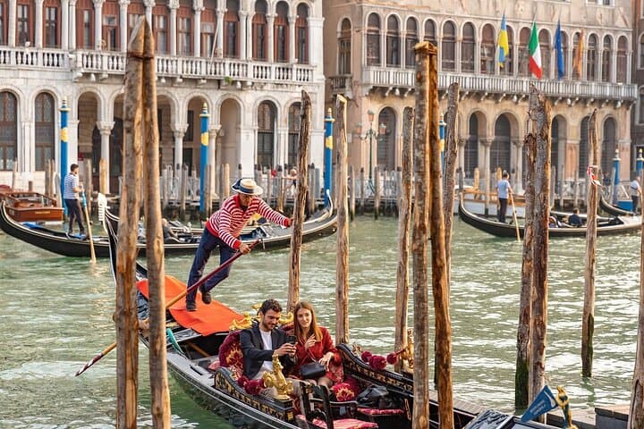 Paseo en góndola en grupo pequeño por Venecia con el Gran Canal y canales secundarios
