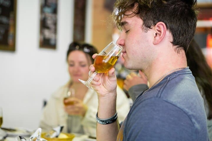 Verkostung lokaler Weine, Käsesorten & Wurstwaren — Foto 2